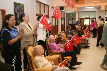 Manisa Emniyet Müdürlüğü, Yaşlılar Günü'nde Anlamlı Bir Etkinlik Düzenledi