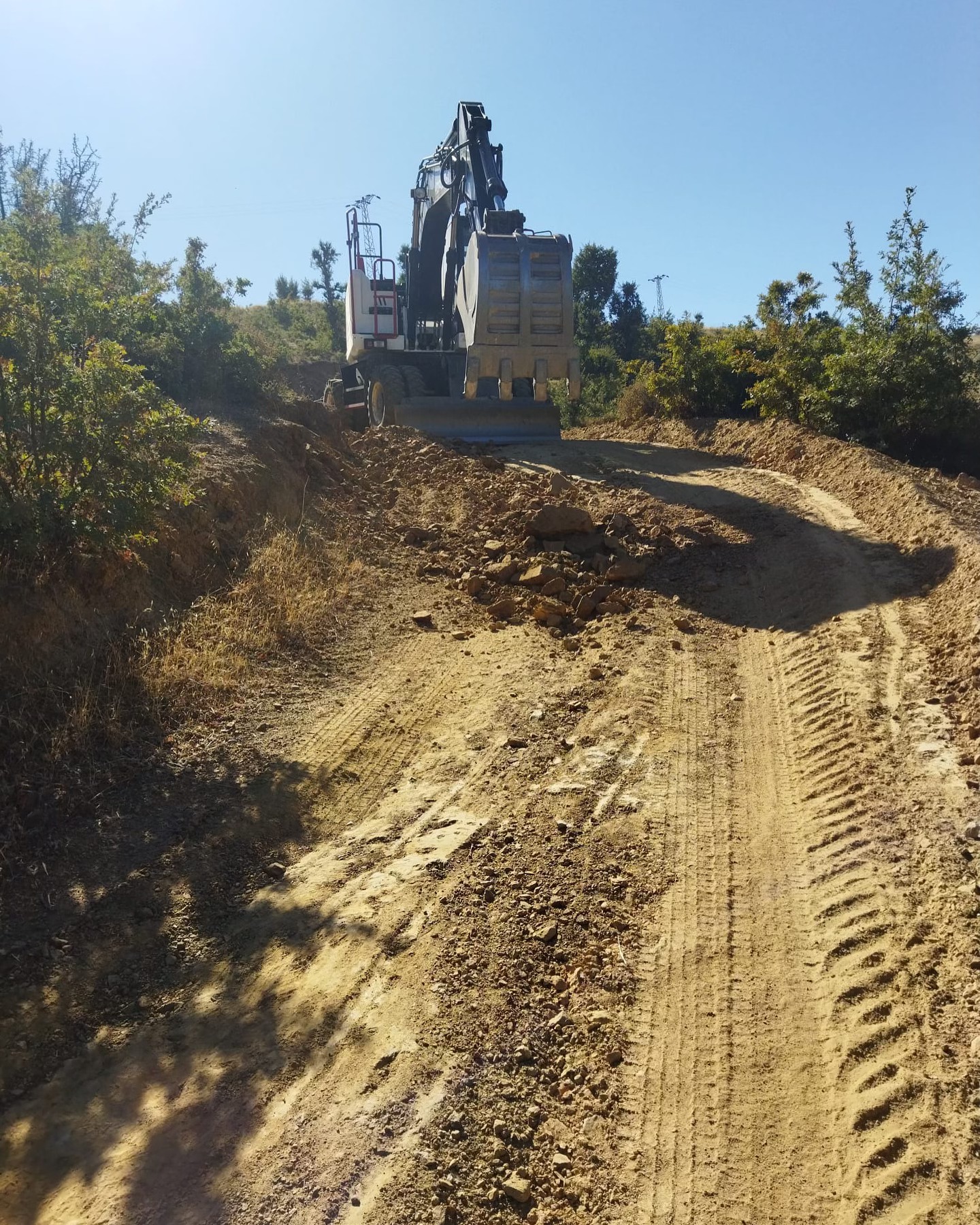 Kiraz Belediyesi Solaklar Mahallesi'nde Yol Açma Çalışmaları Gerçekleştirdi