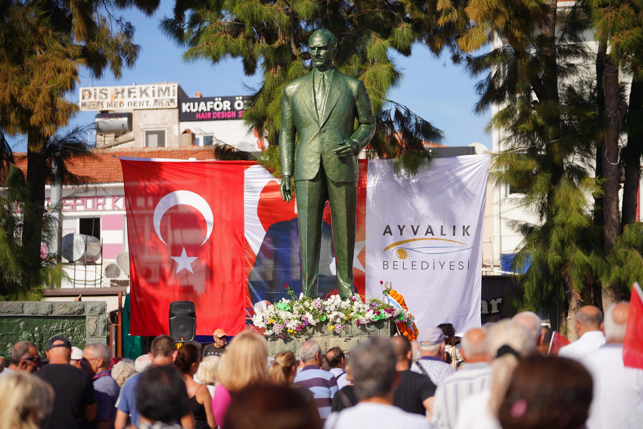 Atatürk Anıtı'na Yapılan Saldırı Ayvalık'ta Kaygı Yarattı