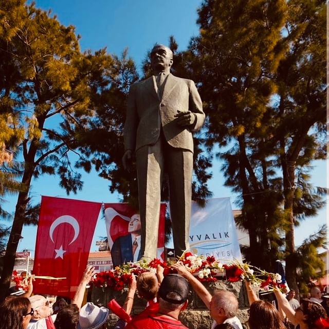 CHP Altıeylül İlçe Başkanlığı, Atatürk Anıtı Saldırısını Kınadı