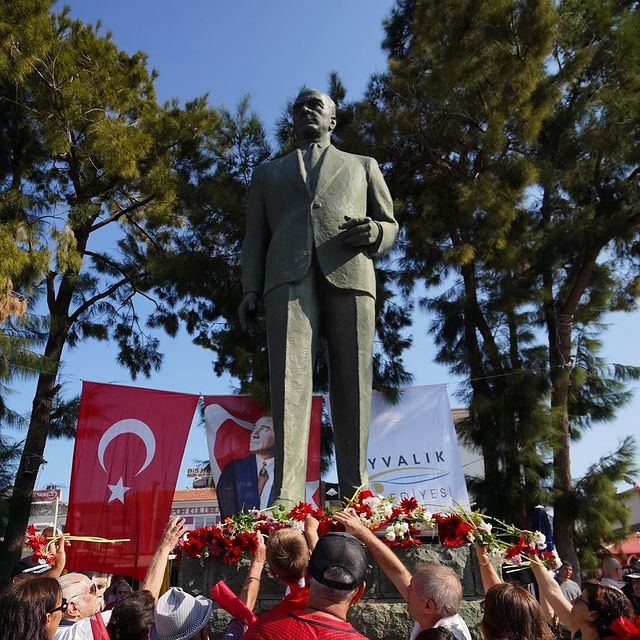 Atatürk Anıtı’na Yapılan Saldırı Ayvalık’ta Kınandı