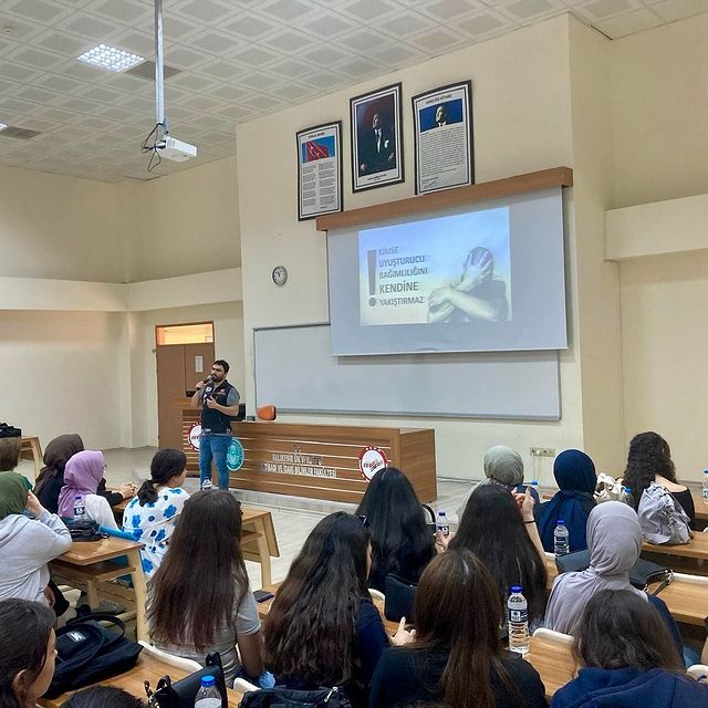 Balıkesir Üniversitesi'nde Uyuşturucu Farkındalığı İçin Bilgilendirme Faaliyetleri Düzenlendi